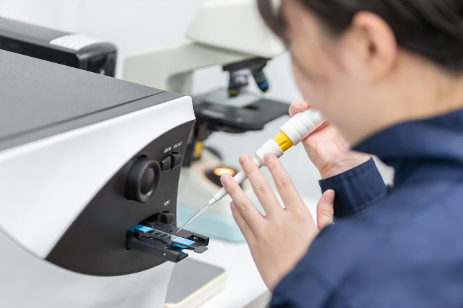 精子運動解析装置(CASAシステム)を使用している様子
