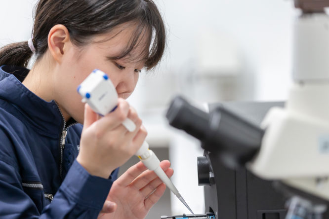 精子運動解析装置(CASAシステム)を使用している様子